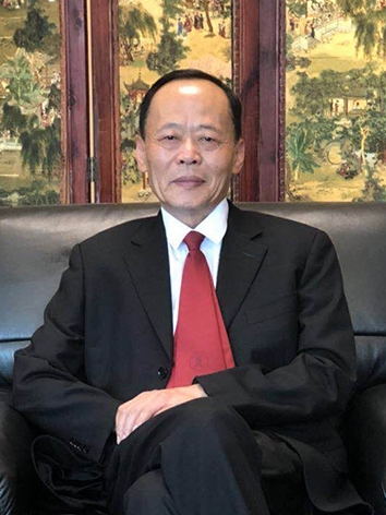 开国上将邓华将军的女儿邓英正在讲台上娓娓讲述……开国上将朱良才