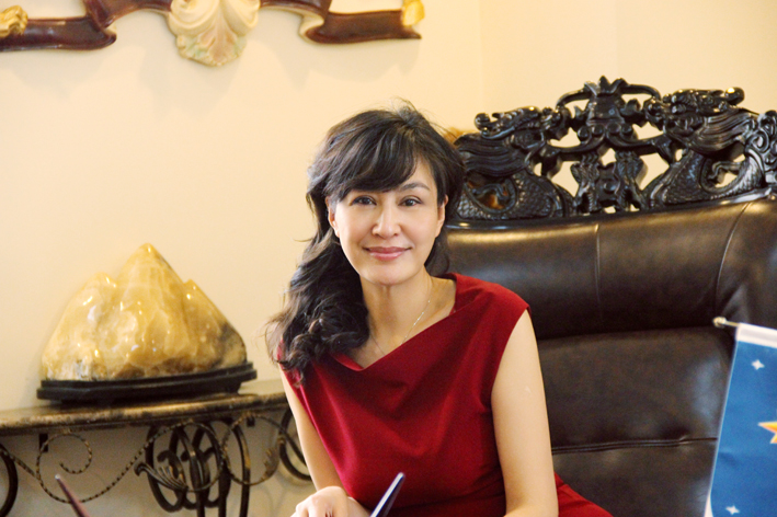 赵伟主编访张雪梅律师留影